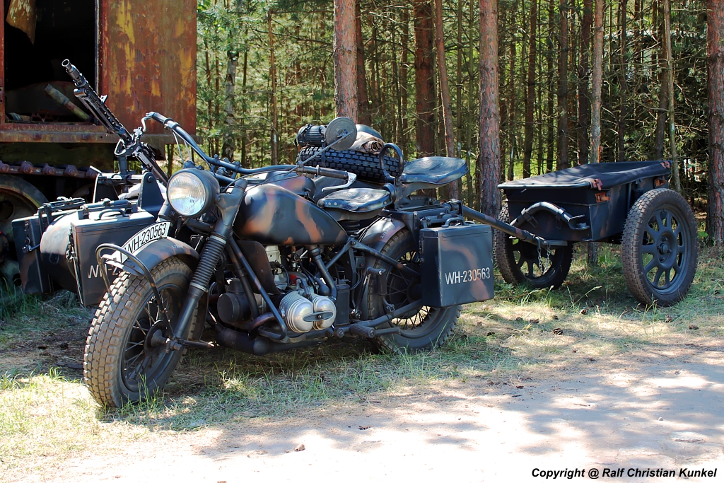BMW R 75 mit Seitenwagen 286/1 und Infanteriekarren IF 8 (Protz�se f. Inf. Anh. IF 8) - Beiwagen-Krad mit Anh�nger (Anh�ngelast f�r Protz�se 431,5 kg), Wehrmacht, Deutsches Reich, Deutschland - fotografiert am 20.05.2012 zur Garnison-Schau an der St. Barbara Halle Altes Lager/ J�terbog - Copyright @ Ralf Christian Kunkel