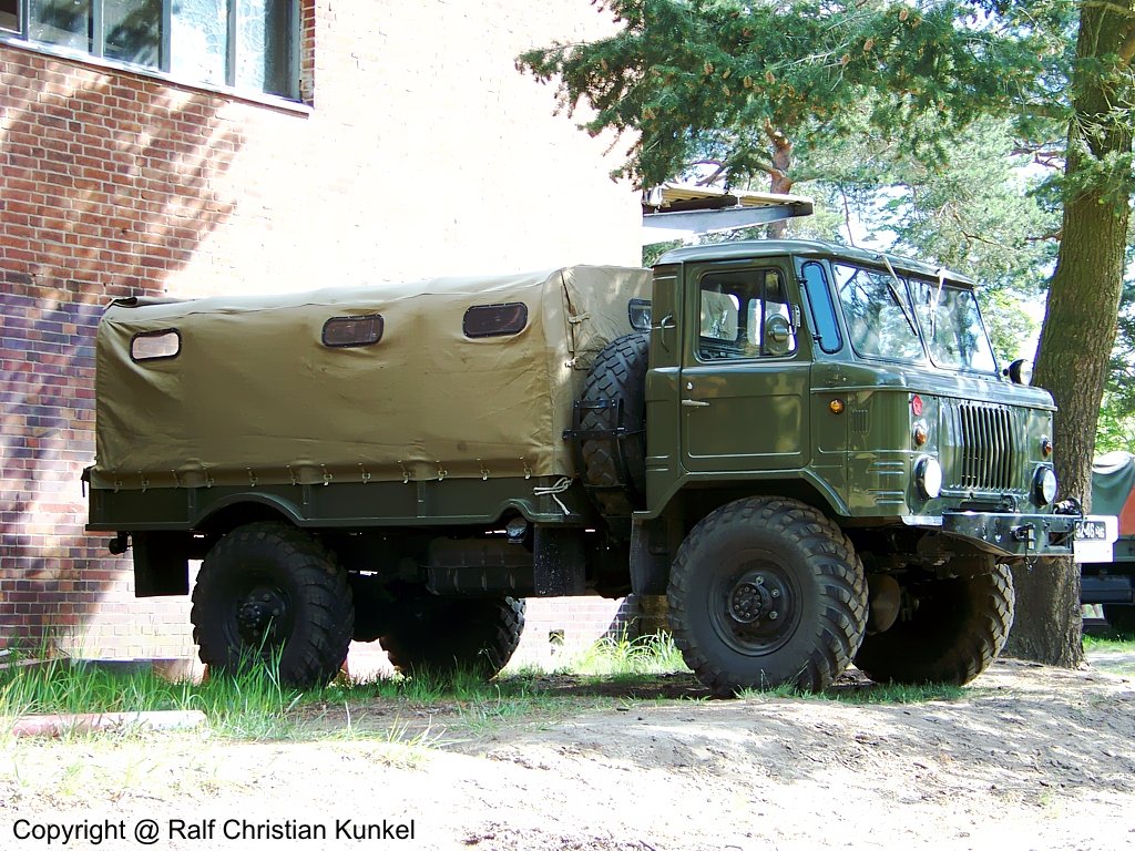 GAZ 66 Pritschenwagen - Material- und Mannschaftstransport, Allrad, Sowjetarmee, CA, lief auch bei der NVA - fotografiert am 23.05.2009 beim Milit�rfahrzeug-Treffen, St. Barbara Halle, Altes Lager/J�terbog im Land Brandenburg - Copyright @ Ralf Christian Kunkel 