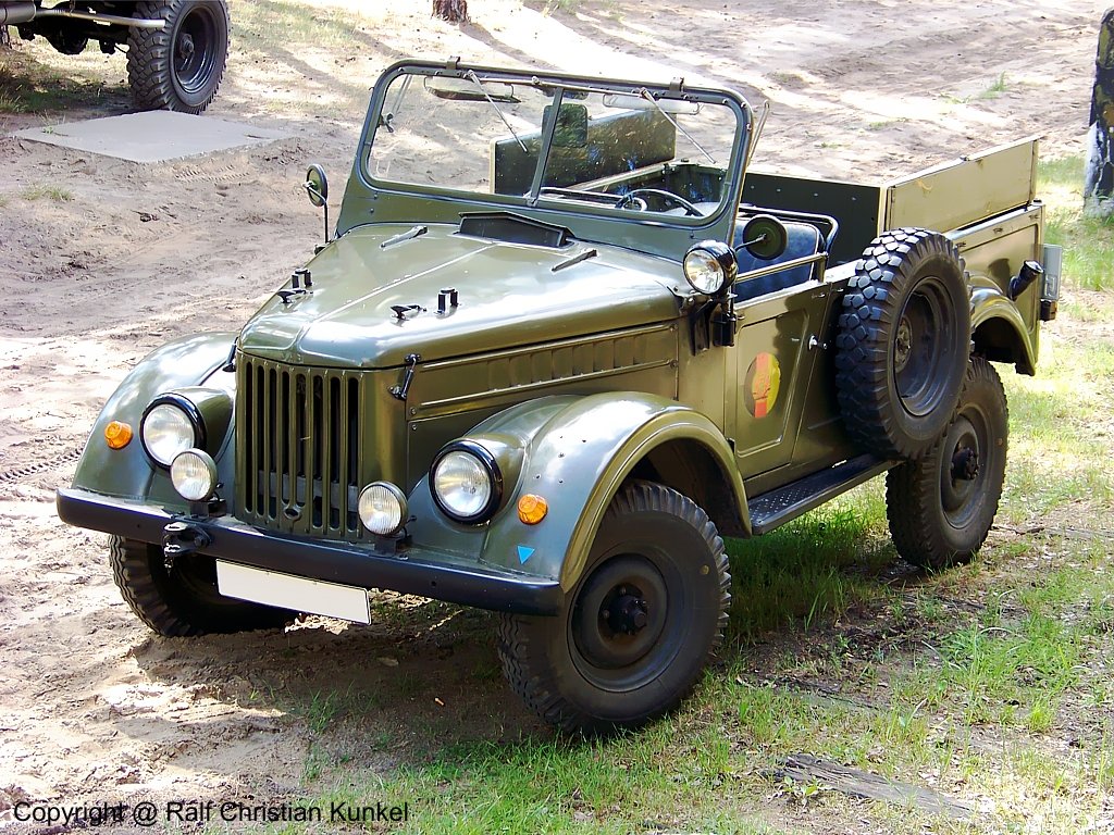 GAZ-69 (GAZ-69 M) - sowjetischer K�belwagen, Gel�ndewagen, NVA als Kommandowagen, Zughilfs- sowie Mannschafts- und Materialtransportfahrzeug und mit Spezialaufbauten (z. B. Funk) eingesetzt - fotografiert am 23.05.2009 beim Milit�rfahrzeug-Treffen, St. Barbara Halle, Altes Lager/J�terbog im Land Brandenburg - Copyright @ Ralf Christian Kunkel