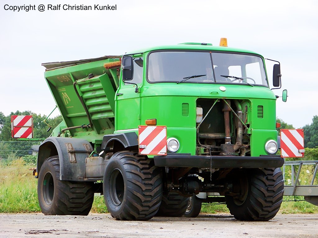 IFA W 50 LA mit D 054 A D�ngerstreu-Aufbau und Spezialbereifung - Agrar-LKW, DDR - fotografiert am 03.08.2009 im Landkreis Dahme-Spreewald - Copyright @ Ralf Christian Kunkel