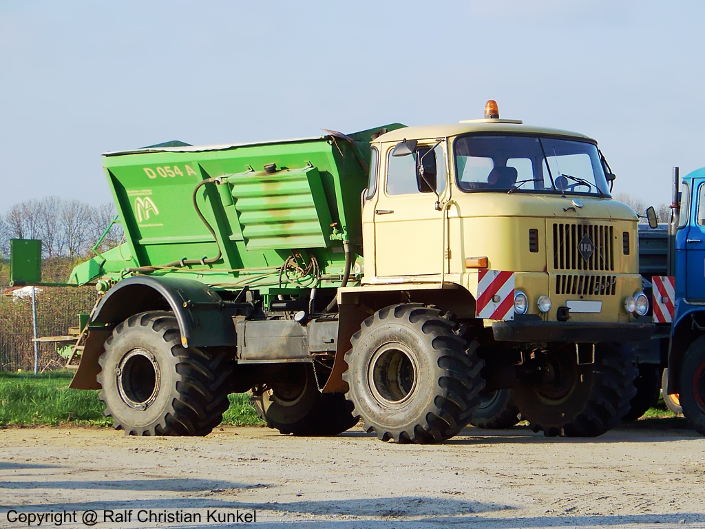 IFA W 50 LA mit D�ngerstreuaufbau D 054 A (Landmaschinenbau G�strow) - fotografiert am 16.04.2010 im Land Brandenburg - Copyright @ Ralf Christian Kunkel 