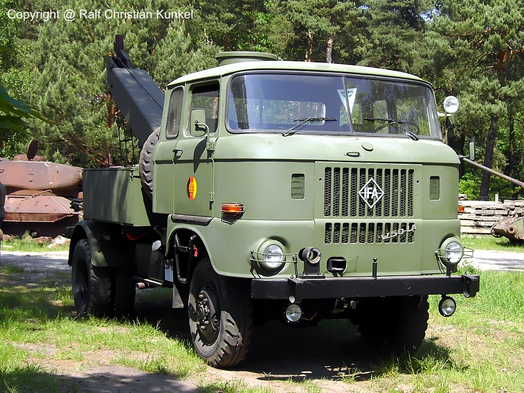 IFA W 50 LA/AB Abschleppfahrzeug - NVA - fotografiert beim Milit�rfahrzeugtreffen St. Barbara Halle Altes Lager/J�terbog im Land Brandenburg am 20.05.2007 - Copyright @ Ralf Christian Kunkel 