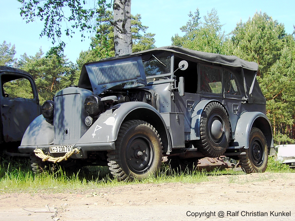 Kfz. 15 Horch 901 mit seitlich drehbaren  St�tzr�dern , die ein Aufsetzen des Wagend verhindern sollten - Wehrmachtsfahrzeug, K�belwagen - fotografiert am 20.05.2007 im Land Brandenburg - Copyright @ Ralf Christian Kunkel 
