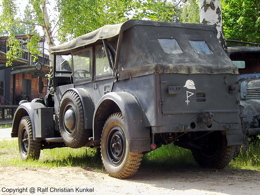 Kfz. 15 Horch 901 mit seitlich drehbaren  St�tzr�dern , die ein Aufsetzen des Wagend verhindern sollten - Wehrmachtsfahrzeug, K�belwagen - fotografiert am 20.05.2007 im Land Brandenburg - Copyright @ Ralf Christian Kunkel 