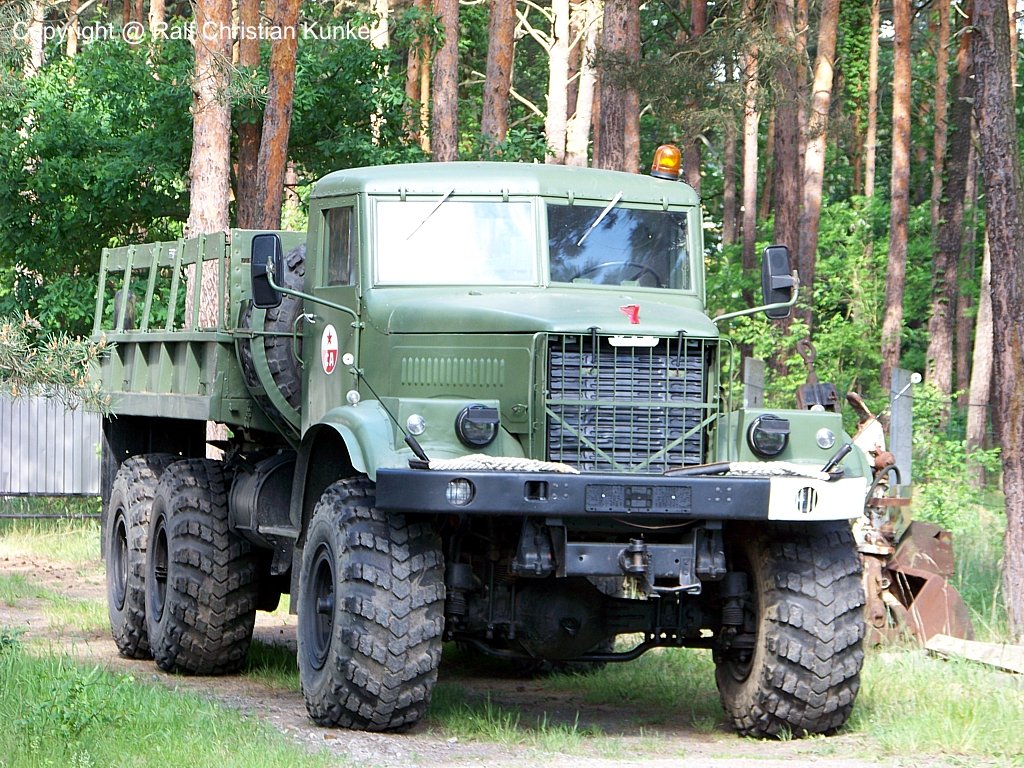 KrAZ 255 B - Pritschenwagen, Material- und Mannschaftstransport, Allrad, Sowjetarmee, CA, lief auch bei der NVA - fotografiert am 23.05.2009 beim Milit�rfahrzeug-Treffen, St. Barbara Halle, Altes Lager/J�terbog im Land Brandenburg - Copyright @ Ralf Christian Kunkel 