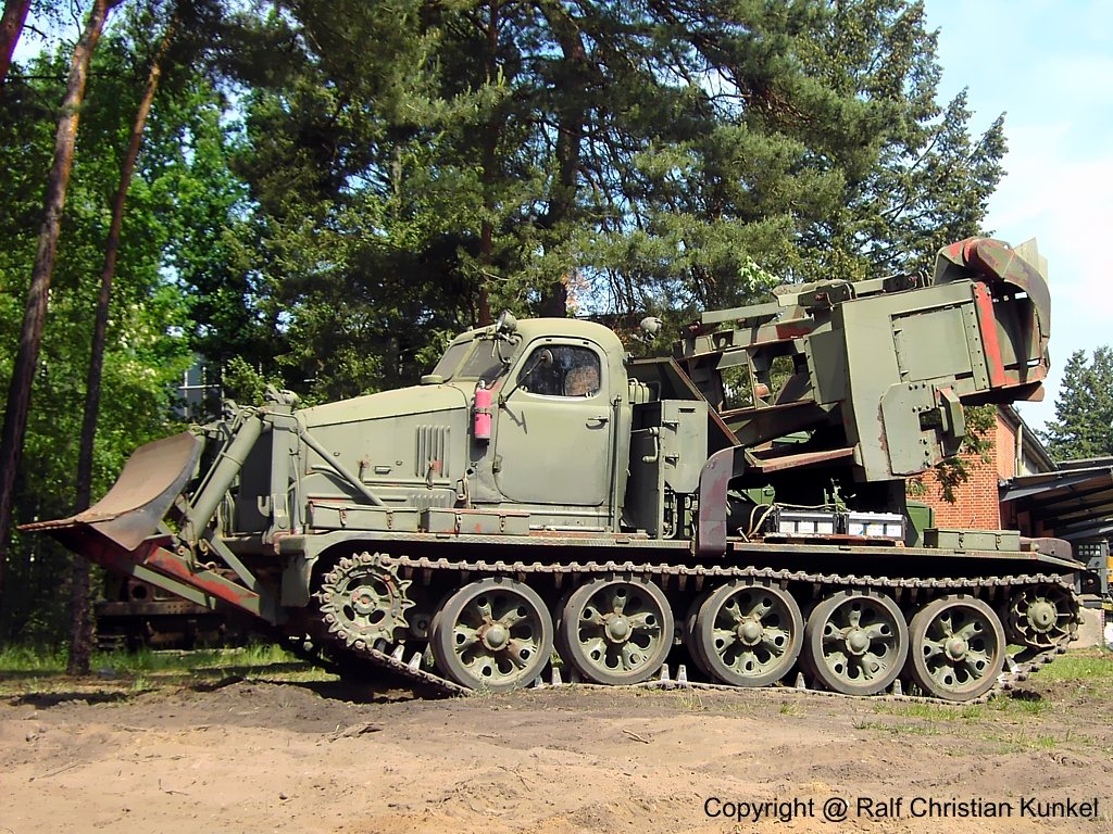 MDK-2M - sowjetischer Grabenbagger, Pioniertechnik, NVA - im Bestand des dortigen Vereins - fotografiert zum Milit�rfahrzeug-Treffen bei der St. Barbara Halle, Altes Lager/ J�terbog im Land Brandeburg am 20.05.2007 - Copyright @ Ralf Christian Kunkel 