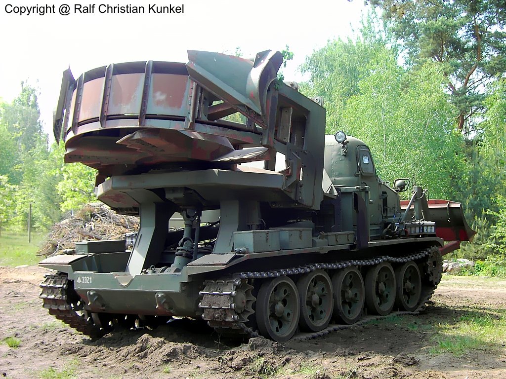 MDK-2M - sowjetischer Grabenbagger, Pioniertechnik, NVA - im Bestand des dortigen Vereins - fotografiert zum Milit�rfahrzeug-Treffen bei der St. Barbara Halle, Altes Lager/ J�terbog im Land Brandeburg am 20.05.2007 - Copyright @ Ralf Christian Kunkel 
