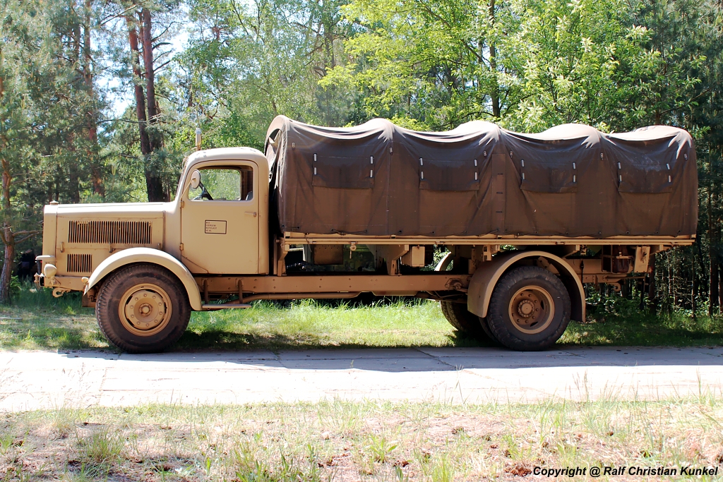 Mercedes-Benz L 4500 S Pritschenwagen (Standardausf�hrung) sandfarbend - BJ 1944 - Bauzeit aller L 4500 S: 1939-1944 - Wehrmacht, Deutsches Reich, Deutschland - fotografiert am 20.05.2012 zur Garnison-Schau an der St. Barbara Halle Altes Lager/ J�terbog - Copyright @ Ralf Christian Kunkel

