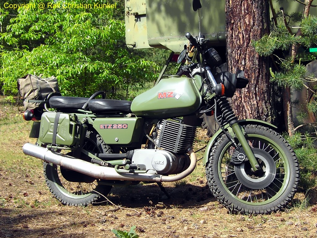 MZ ETZ 250 A - Armeekrad, Meldekrad, NVA - fotografiert zum Milit�rfahrzeug-Treffen bei der St. Barbara Halle, Altes Lager/ J�terbog im Land Brandeburg am 20.05.2007 - Copyright @ Ralf Christian Kunkel 
