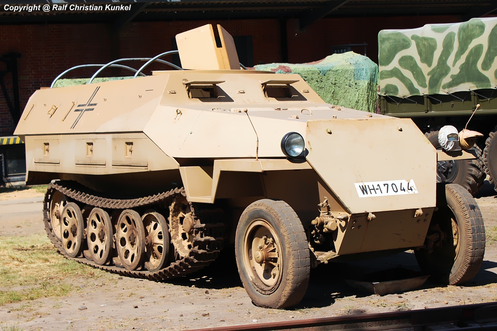 OT-810 - OT = Obreneny transporter(gepanzerter Mannschaftstransporter) -  tschechisches Nachkriegs-Halbkettenfahrzeug auf Basis des Sd.Kfz. 251 - Einsatz in der Tschechischen Armee ab 1958 - CSLA, ACR, CSSR, Tschechien, CZ - fotografiert am 20.05.2012 zur Garnison-Schau an der St. Barbara Halle Altes Lager/ J�terbog - Copyright @ Ralf Christian Kunkel 

