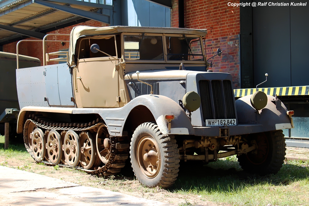 Sd.Kfz.11 leichter Zugkraftwagen 3t Artillerie - Halbkettenfahrzeug - Baujahr 1941 (Bauzeit der Serie 1937-1944) - Hersteller: Adlerwerke, Frankfurt a. Main - Wehrmacht, Deutsches Reich - fotografiert am 20.05.2012 zur Garnison-Schau an der St. Barbara Halle Altes Lager/ J�terbog - Copyright @ Ralf Christian Kunkel 

