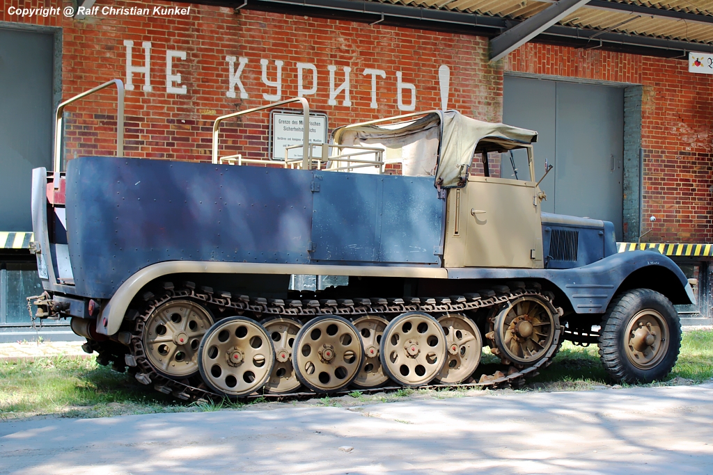 Sd.Kfz.11 leichter Zugkraftwagen 3t Artillerie - Halbkettenfahrzeug - Baujahr 1941 (Bauzeit der Serie 1937-1944) - Hersteller: Adlerwerke, Frankfurt a. Main - Wehrmacht, Deutsches Reich - fotografiert am 20.05.2012 zur Garnison-Schau an der St. Barbara Halle Altes Lager/ J�terbog - Copyright @ Ralf Christian Kunkel 