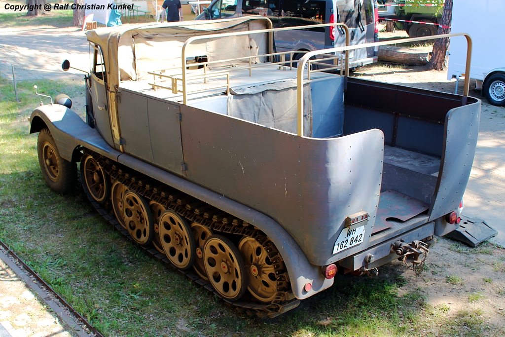 Sd.Kfz.11 leichter Zugkraftwagen 3t Artillerie - Halbkettenfahrzeug - Baujahr 1941 (Bauzeit der Serie 1937-1944) - Hersteller: Adlerwerke, Frankfurt a. Main - Wehrmacht, Deutsches Reich - fotografiert am 20.05.2012 zur Garnison-Schau an der St. Barbara Halle Altes Lager/ J�terbog - Copyright @ Ralf Christian Kunkel 

