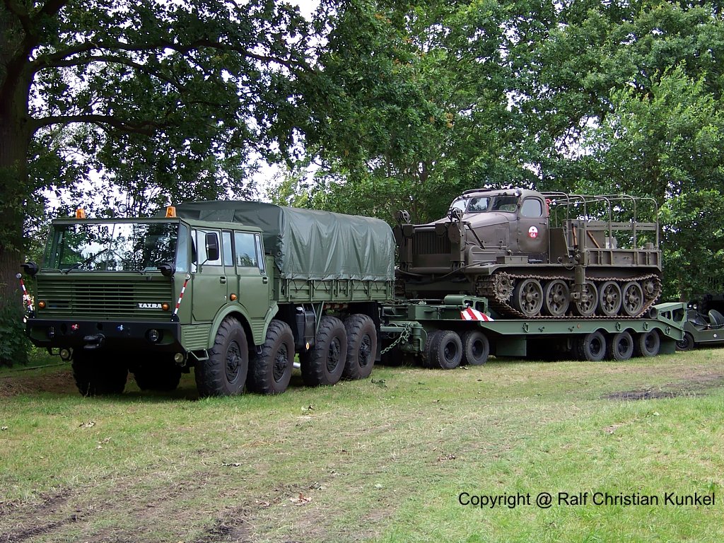 Tatra 813 8x8 - RZM, schweres Radzugmittel, hochgel�ndeg�ngig, hier mit Tieflader und BAT ohne Schild (auf Basis des schweren Artellerieschleppers AT-T) der Sowjetarmee, NVA - fotografiert zum Museumsfest 2009 am Blaulichtmuseum Beuster am 25.07.2009 - Copyright @ Ralf Christian Kunkel 