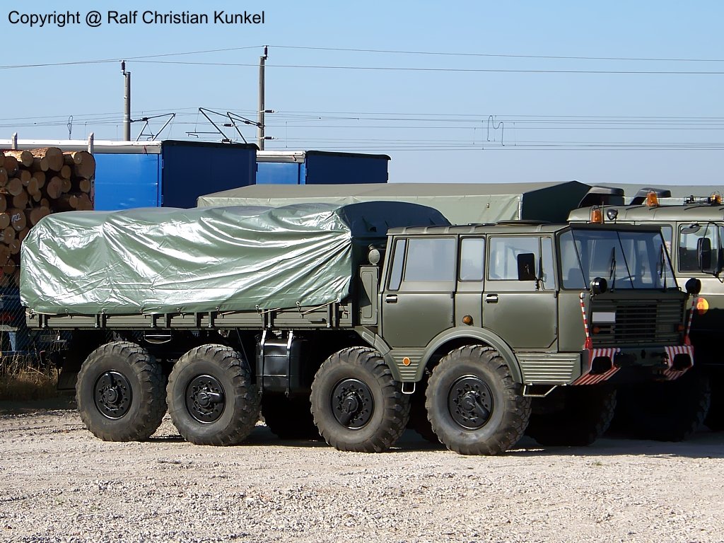 Tatra 813 8x8 - Zugmaschine f�r bis zu 100 t, extrem gel�ndeg�ngig, NVA - fotografiert zum 6. Tatra-Treffen Seehausen am 19.09.2009 - Copyright @ Ralf Christian Kunkel