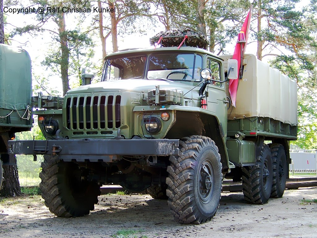 Ural 4320 Pritschenwagen - Material- und Mannschaftstransport, Allrad, Diesel-Version (KamAZ-Motor), Sowjetarmee, CA, lief auch bei der NVA - fotografiert am 23.05.2009 beim Milit�rfahrzeug-Treffen, St. Barbara Halle, Altes Lager/J�terbog im Land Brandenburg - Copyright @ Ralf Christian Kunkel 