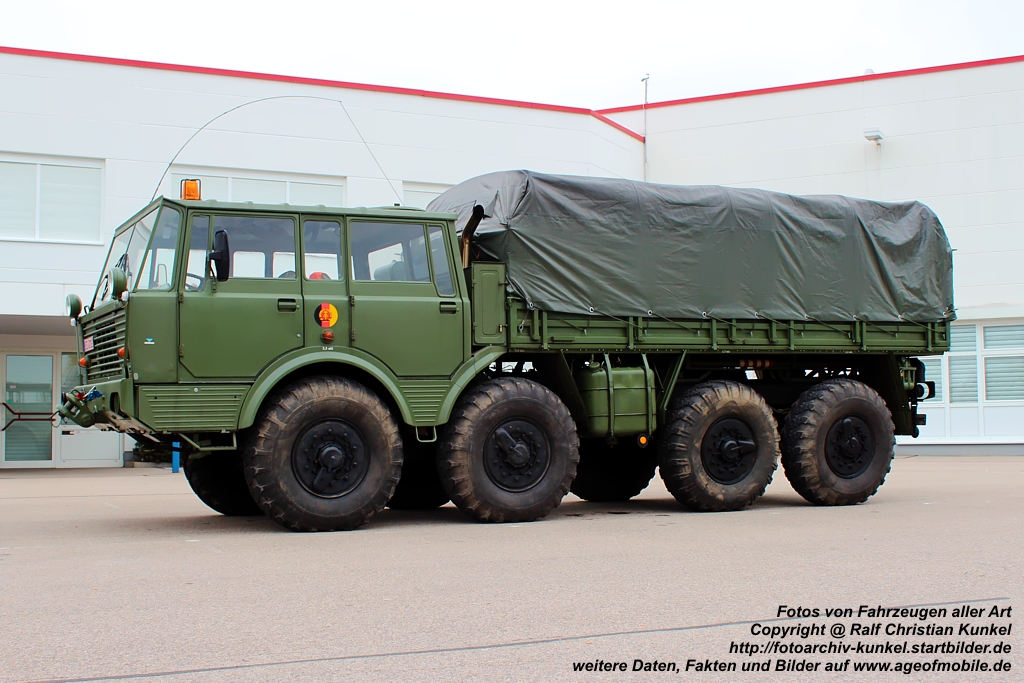 Tatra 813 8x8 RZM - schweres Radzugmittel der NVW, Zugmaschine, CSSR - fotografiert am 01.05.2013 zum Treffen  Von H�hnerschreck bis Brummi  am Nutzfahrzeugmuseum in Hartmannsdorf - Copyright @ Ralf Christian Kunkel - http://fotoarchiv-kunkel.startbilder.de - au�erdem DER Autokatalog auf http://www.ageofmobile.de 