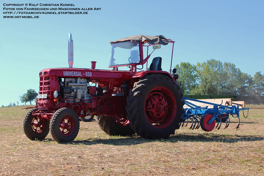 UTB Universal 650 - Traktor, Schlepper - Hersteller: Traktorenwerk Brasov (UTB = Uzina Tractorul Brașov), Rum�nien - fotografiert am 19.08.2012 zu den 6. Landwirtschaftstagen der Rottelsdorfer Schlepperfreunde - Copyright @ Ralf Christian Kunkel - http://fotoarchiv-kunkel.startbilder.de und https://www.facebook.com/AutomobilFotografieKunkel
